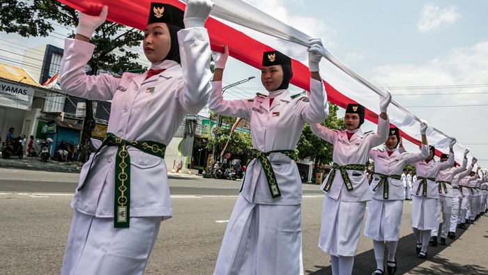 Anggota Paskibra membentangkan bendera Merah Putih sepanjang seribu meter di Karanganyar, Jawa Tengah, Minggu (27/10/2024). Kegiatan yang diikuti pelajar dan organisasi masyarakat tersebut dalam rangka peringatan Ke-96 Hari Sumpah Pemuda sekaligus upaya meningkatkan semangat cinta tanah air, persatuan dan kesatuan kepada generasi muda. ANTARA FOTO/Mohammad Ayudha/agr
