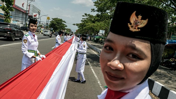 Pembentangan bendera Merah Putih seribu meter di Karanganyar Anggota Paskibra membentangkan bendera Merah Putih sepanjang seribu meter di Karanganyar, Jawa Tengah, Minggu (27/10/2024). Kegiatan yang diikuti pelajar dan organisasi masyarakat tersebut dalam rangka peringatan Ke-96 Hari Sumpah Pemuda sekaligus upaya meningkatkan semangat cinta tanah air, persatuan dan kesatuan kepada generasi muda. ANTARA FOTO/Mohammad Ayudha/agr