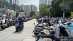 Potret Pemotor di China Selimutan Lawan Hawa Dingin