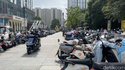 Potret Pemotor di China Selimutan Lawan Hawa Dingin