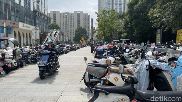 Pemotor di China pakai selimut