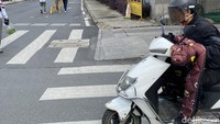 Pemandangan yang tidak biasa ketika berkunjung di sini. Kalau di Indonesia dengan iklim tropis cukup membawa jas hujan atau jaket anti angin, di sini sampai pakai selimut yang dipakai berkendara. Foto: Ridwan Arifin