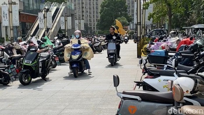 Pemotor di China pakai selimut