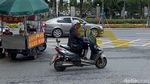 Potret Pemotor di China Selimutan Lawan Hawa Dingin
