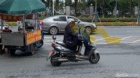 Selain itu, sangat jarang sekali motor-motor internal combustion engine (ICE), mayoritas adalah sepeda listrik atau motor listrik. Oiya saat pemotor menyebrang juga harus berbagi jalan dengan pejalan kaki. Wah, bikin lebih waspada. Foto: Ridwan Arifin
