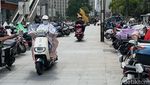Potret Pemotor di China Selimutan Lawan Hawa Dingin