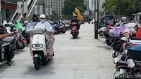 Saat masuk musim dingin, berkendara dengan motor bisa menjadi bahaya. Inilah alasan penduduk China akan menggunakan selimut saat berkendara.Foto: Ridwan Arifin