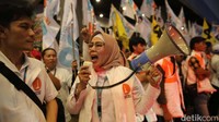 Pendukung Ridwan Kamil-Suswono berorasi.