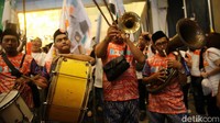 Mereka membawa berbagai alat musik dan pernak-pernik dukungan.