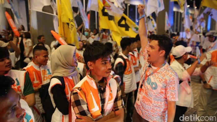Pendukung Pasangan Calon Gubernur dan Wakil Gubernur Jakarta meramaikan lokasi debat kedua. Begini potretnya.