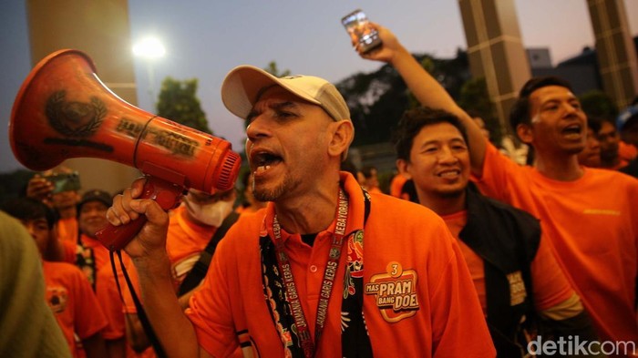 Pendukung Pasangan Calon Gubernur Jakarta Ramaikan Lokasi Debat Pendukung Pasangan Calon Gubernur dan Wakil Gubernur Jakarta meramaikan lokasi debat kedua. Begini potretnya.