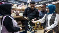 Sejumlah pengunjung melihat produk baju batik yang dijajakan dalam Pertamina Small Medium Enterprise Expo (SMEXPO) 2024 di Mal Kota Kasablanka, Jakarta.