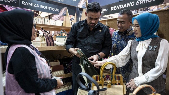 Menteri UMKM Maman Abdurrahman (tengah) bersama Direktur Utama PT Pertamina (Persero) Nicke Widyawati (kanan) menyimak penjelasan tentang produk sepatu dari Tim Inovator Sustainability Project Pertamina Johanes Anton Witono (kiri) dalam Pertamina Small Medium Enterprise Expo (SMEXPO) 2024 di Mal Kota Kasablanka, Jakarta, Selasa (22/10/2024). Kegiatan yang berlangsung hingga 27 Oktober 2024 bertemakan ‘Lokal jadi Vokal’ tersebut diikuti 43 UMKM binaan Pertamina yang berpartisipasi secara online maupun offline. ANTARA FOTO/Aprillio Akbar/nym.