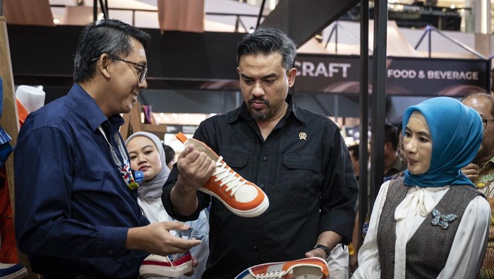 Pertamina SMEXPO 2024 Menteri UMKM Maman Abdurrahman (tengah) bersama Direktur Utama PT Pertamina (Persero) Nicke Widyawati (kanan) menyimak penjelasan tentang produk sepatu dari Tim Inovator Sustainability Project Pertamina Johanes Anton Witono (kiri) dalam Pertamina Small Medium Enterprise Expo (SMEXPO) 2024 di Mal Kota Kasablanka, Jakarta, Selasa (22/10/2024). Kegiatan yang berlangsung hingga 27 Oktober 2024 bertemakan ‘Lokal jadi Vokal’ tersebut diikuti 43 UMKM binaan Pertamina yang berpartisipasi secara online maupun offline. ANTARA FOTO/Aprillio Akbar/nym.