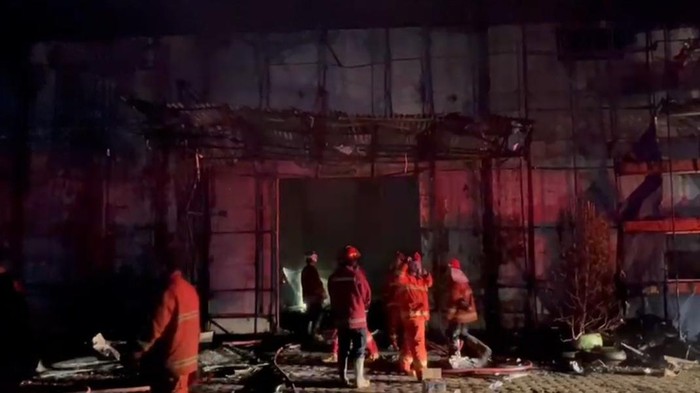Petugas memadamkan api kebakaran kantor TV lokal di Jambi