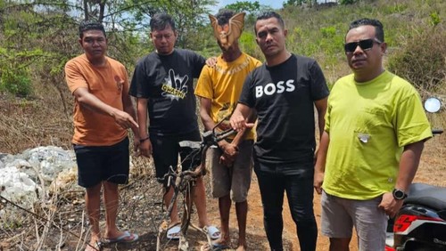 Polisi saat mengamankan pencuri motor bermana Riko Atti bersama barang bukti sebuah rangka motor yang sudah dibakar di Kota Kupang, NTT. (Dok. Polresta Kupang Kota).