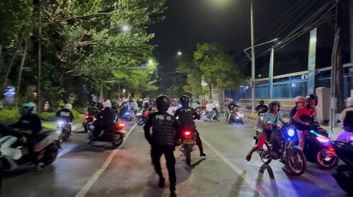 Polrestabes Surabaya saat melakukan patroli.