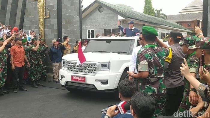Prabowo meninggalkan Akmil Magelang naik mobil kepresidenan Maung Garuda, Minggu (27/10/2024).