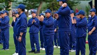 Tampak para menteri, wakil menteri hingga utusan khusus presiden kompak memakai jaket dan training warna biru. Mereka terlihat mengikuti gerakan senam. Presiden Prabowo Subianto pun tampak antusias mengikuti senam pagi. (Muchlis Jr - Biro Sekretariat Presiden)