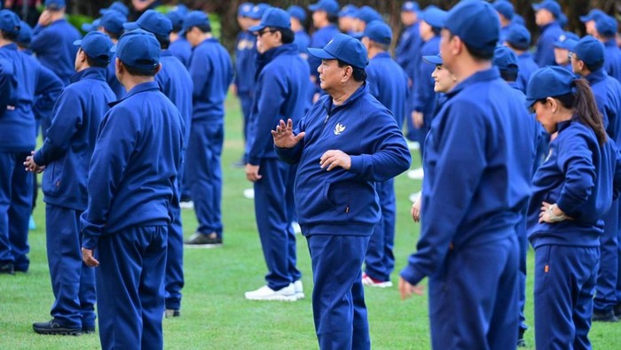 Presiden Prabowo Subianto mengikuti senama pagi bersama para menterinya di Akmil Magelang (Muchlis Jr - Biro Sekretariat Presiden) Presiden Prabowo Subianto mengikuti senama pagi bersama para menterinya di Akmil Magelang (Muchlis Jr - Biro Sekretariat Presiden)