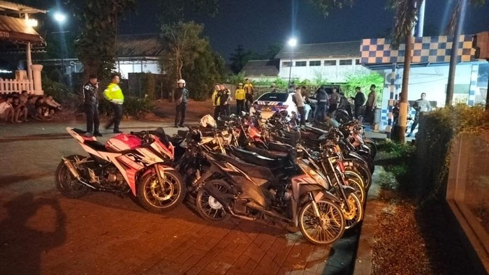 Puluhan Motor Ditilang saat Patroli Skala Besar Operasi Zebra di Pasuruan