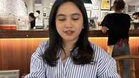 Racikan menu-menu kopi yang unik juga kerap di pesan. Baginya kafe memiliki banyak peran, baik sebagai tempat bersantai maupun menumpang belajar. Foto: Instagram/auroramanda95