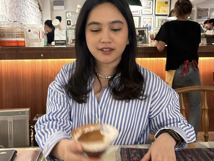 Rachel Amanda Doyan Ngopi dan Piawai Jadi Barista Dadakan