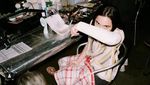 Rachel Amanda Doyan Ngopi dan Piawai Jadi Barista Dadakan