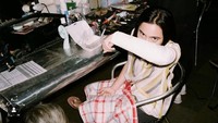 Sesibuk-sibuknya Rachel Amanda ia tak pernah melewatkan jadwal makan teratur. Saat di lokasi shooting sekalipun, makan nasi kotak di ruang make up tak pernah jadi masalah. Foto: Instagram/auroramanda95