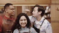 Keseruan Rachel Amanda tidak hanya berhenti menjadi foodies yang gemar menikmati makanan enak. Ia juga pernah membantu Filosofi Kopi sebagai barista dadakan untuk membuat pesanan pelanggan. Foto: Instagram/auroramanda95