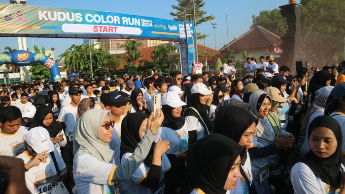 Ribuan warga memeriahkan Kudus Color Run Festival 2024