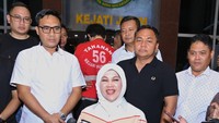 Kepala Kejaksaan Tinggi Jawa Timur Mia Amiati (tengah) memberikan keterangan pers saat rilis penangkapan terpidana kasus pembunuhan Dini Sera Afriyanti, Gregorius Ronald Tannur.