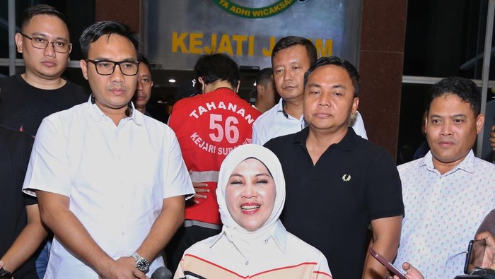 Petugas mengawal terpidana kasus pembunuhan Dini Sera Afriyanti, Gregorius Ronald Tannur (kedua kiri) saat rilis penangkapannya oleh tim gabungan dari Kejari Surabaya dan Kejati Jawa Timur di Surabaya, Jawa Timur, Minggu (27/10/2024). Penangkapan Ronald Tannur tersebut sebagai tindak lanjut dari pelaksanaan atau eksekusi atas putusan kasasi Mahakamah Agung dalam tindak pidana pembunuhan atau penganiayaan dengan vonis lima tahun penjara. ANTARA FOTO/Moch Asim/tom.