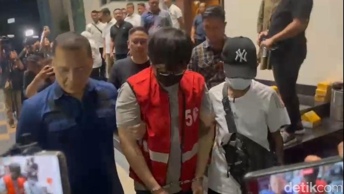 Ronald Tannur saat dibawa ke Kejati Jatim.
