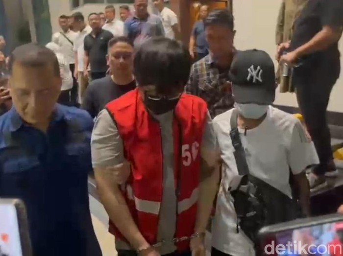 Ronald Tannur saat dibawa ke Kejati Jatim.