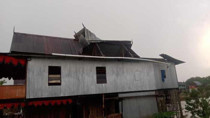 Rumah warga rusak diterjang angin kencang di Maros.