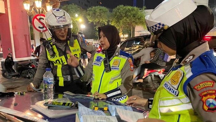 Satlantas Polrestabes Surabaya tindak ribuan pelanggar lalu lintas selama Operasi Zebra Semeru 2024.