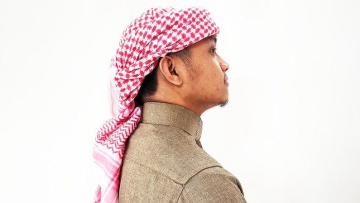 Pria mengenakan sorban Arab.