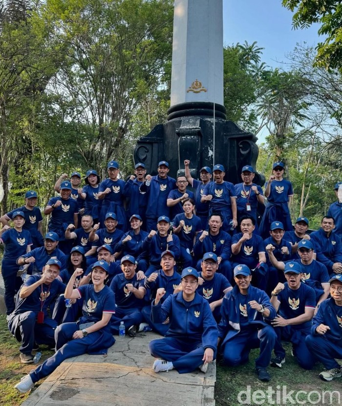 Sri Mulyani bersama para menteri dan wamen hiking ke puncak Bukit Tidar saat retret di Akmil Magelang. (dok Instagram pribadi)