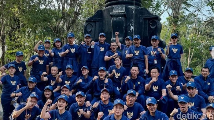 Sri Mulyani bersama para menteri dan wamen hiking ke puncak Bukit Tidar saat retret di Akmil Magelang. (dok Instagram pribadi)