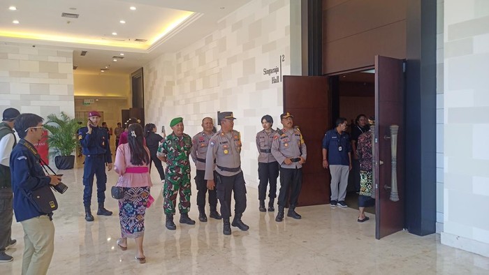 Suasana jelang debat perdana Pilbup Karangasem di BNDCC, Nusa Dua, Kuta Selatan, Badung, Bali, Minggu (27/10/2024). (Foto: I Wayan Selamat Juniasa/detikBali)