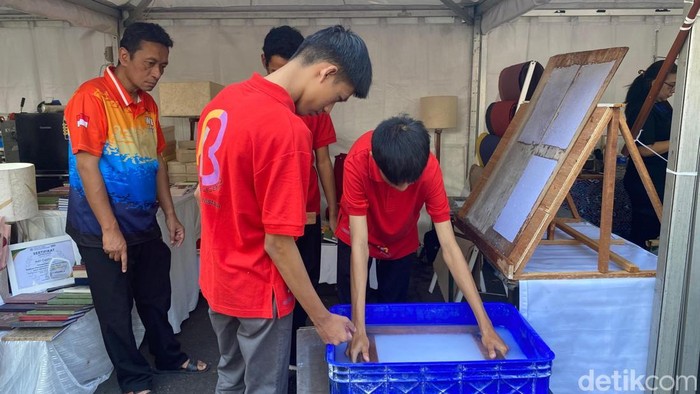 Teman tuli di Bandung saat mengolah kertas daur ulang