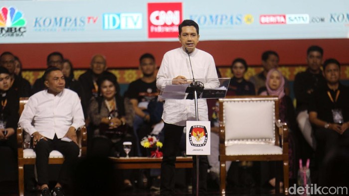Tiga Pasangan Calon Saling Serang Gagasan Ekonomi di Debat Pilgub Jakarta Debat kedua Pilgub Jakarta berlangsung menarik. Ketiga pasangan calon saling serang tentang gagasan ekonomi dan kesejahteraan rakyat.