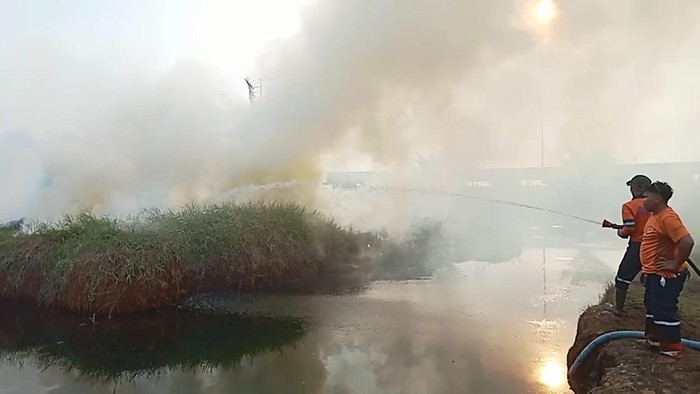Tim Satgas Karhutla Ogan Ilir saat upaya pemadaman di sekitar Tol Palindra.