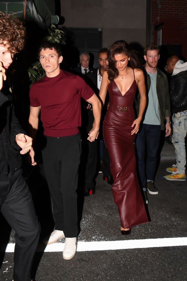 Meskipun masing-masing memilih gaya yang kontras, keduanya tetap tampil serasi dengan baju senada. Foto: GC Images/XNY/Star Max