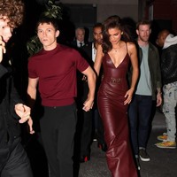 Meskipun masing-masing memilih gaya yang kontras, keduanya tetap tampil serasi dengan baju senada. Foto: GC Images/XNY/Star Max