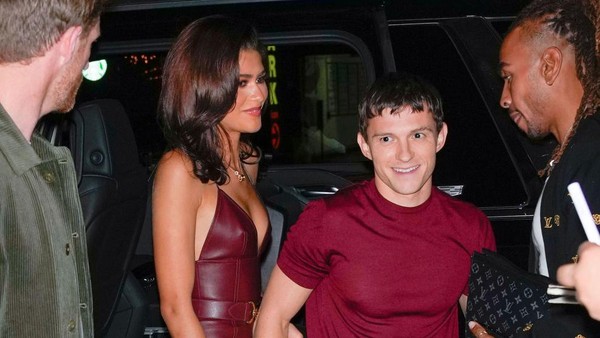 5 Gaya Matching Tom Holland-Zendaya, Bisa Jadi Inspirasi Baju Couple