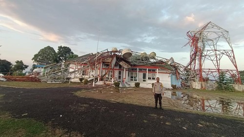 Tower Telkomsel di Golowelu, kecamatan Kuwus, Manggarai Barat, Nusa Tenggara Timur (NTT) yang roboh menimpa kantor camat, Minggu (27/10/2024) sore. (Istimewa)
