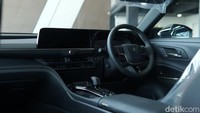 Sebagai mobil kelas premium dari Toyota, Crown Sport dibekali dengan segudang fitur mutakhir. Tak hanya ADAS yang lengkap atau Toyota Safety Sense, Crown Sport ini juga dibekali dengan sistem penggerak E-Four juga dapat dipilih tergantung karakter pengendara. Foto: Muhammad Hafizh Gemilang