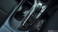 Toyota Crown Sport juga membawa EV Mode. Saat mode ini digunakan, pengendara akan merasakan sensasi menyetir mobil listrik murni. Selain itu beberapa fitur khas mobil domestik Jepang terpantau ikut dibawa ke Crown Sport yang dijual oleh Focus Motor ini. Sehingga penggunanya akan dapat sambutan khas ala mobil otentik Jepang. Foto: Muhammad Hafizh Gemilang